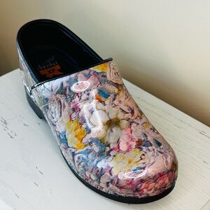 Dansko XP Floral Patent Leather Clog Size 7.5 (38)